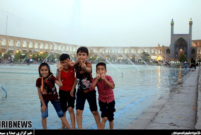 آب بازی کودکان در میدان نقش جهان اصفهان + تصاویر