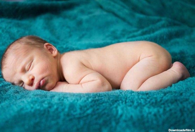 دانلود عکس نوزاد خوابیده روی پتو | تیک طرح مرجع گرافیک ایران
