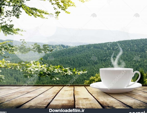 فنجان چای را روی میز بر کوه مناظر با نور خورشید زیبایی طبیعت پس ...