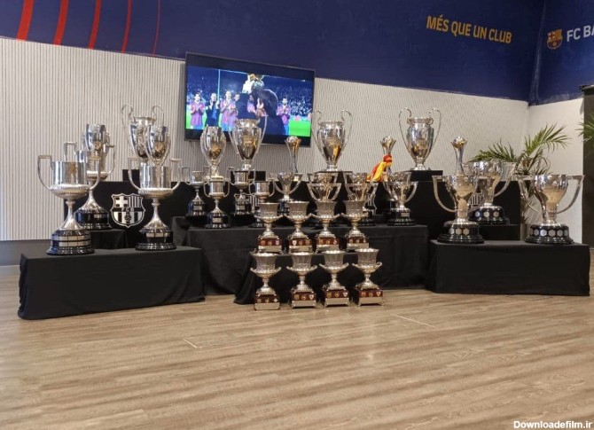 تمام جام‌های مسی با بارسلونا در محل کنفرانس این بازیکن/عکس