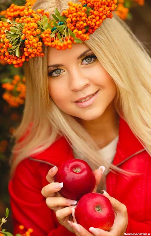 تصویر با کیفیت خانم با دو عدد سیب قرمز