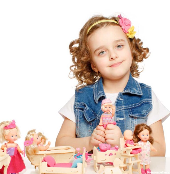 دانلود تصویر با کیفیت دختر بچه موفر در حال عروسک بازی