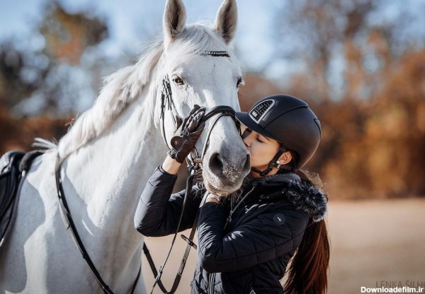 عکس جذاب و دیدنی از اسب سفید در کنار دختر سوارکار