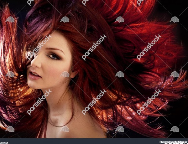 زنی زیبا با موهای پریشان در زمینه سیاه 1560555