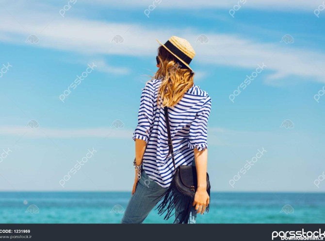 جوان پست زیبا زن ایستاده در نزدیکی پشت دریا انتظار و خواب در مورد ...