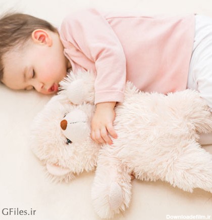 تصویر با کیفیت از نوزاد خوابیده در کنار خرس عروسکی (jpg)