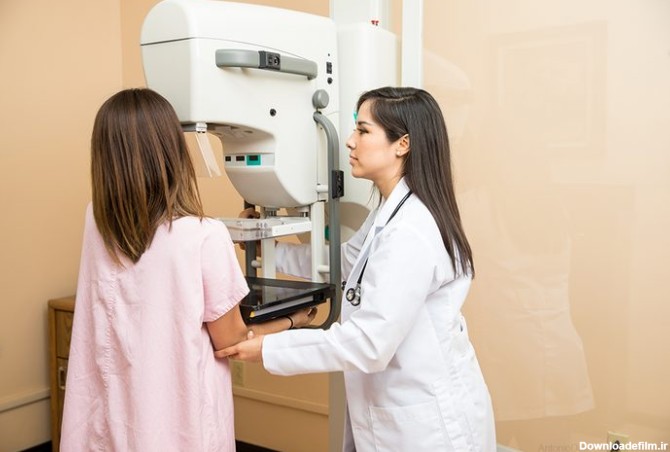 زنان با خطر متوسط ​​ابتلا به سرطان سینه برای اولین ماموگرافی سینه خود تا 45 سالگی برنامه ریزی كنند.