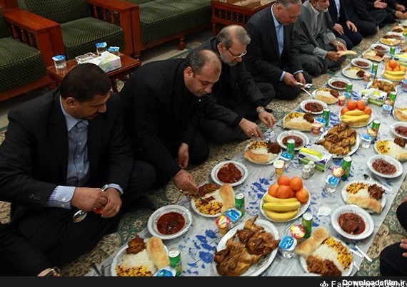 سفره شام لاریجانی در نجف(عکس)