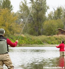 دانلود رایگان تصویر مردی در حال ماهیگیری در کنار رودخانه