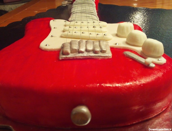 تزئین کیک به شکل گیتار - مجله تصویر زندگی