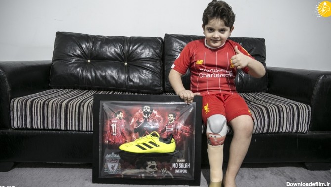 فرارو | (تصاویر) محمد صلاح کفش‌های خود را به کودک سوری اهدا کرد