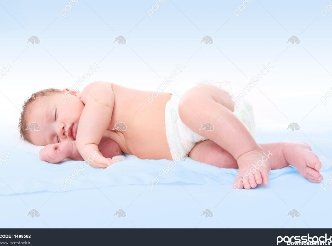 پسر بچه ای ناز جوان که روی پتو خوابیده است 1499562