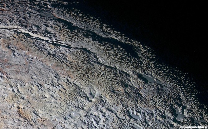 در این تصویر رنگی از پلوتو که حدود 530 کیلومتر را پوشش داده، بافتی برآمده و پر شیب از سطح پلوتو قابل مشاهده هست. این عکس که ترکیبی از طیف های مختلف است، در 14 جولای 2015 توسط فضاپیمای افق های ثبت شده است.