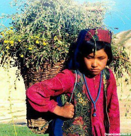 تصویر دختر هزاره با لباس محلی در حال حمل سبد علوفه | خبرگزاری ...