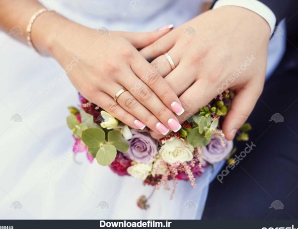 دست عروس و داماد با حلقه ها در دسته گل عروس مفهوم ازدواج 1368445