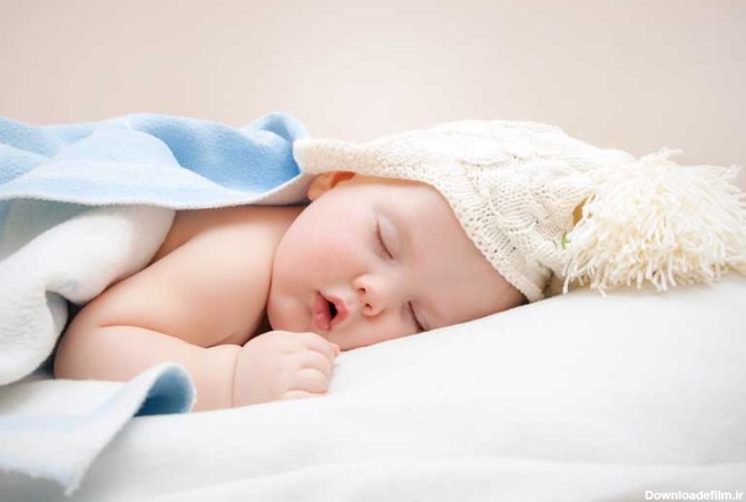 دانلود تصویر باکیفیت نوزاد زیبا خوابیده با کلاه سفید