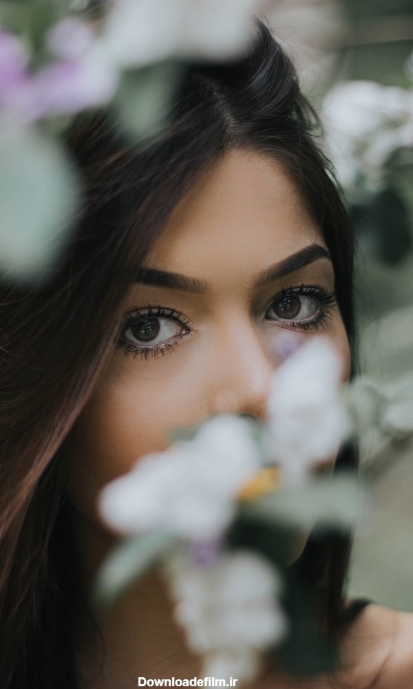 عکس پروفایل خفن از چشمان زیبا دختر در میان گل های سفید رنگ