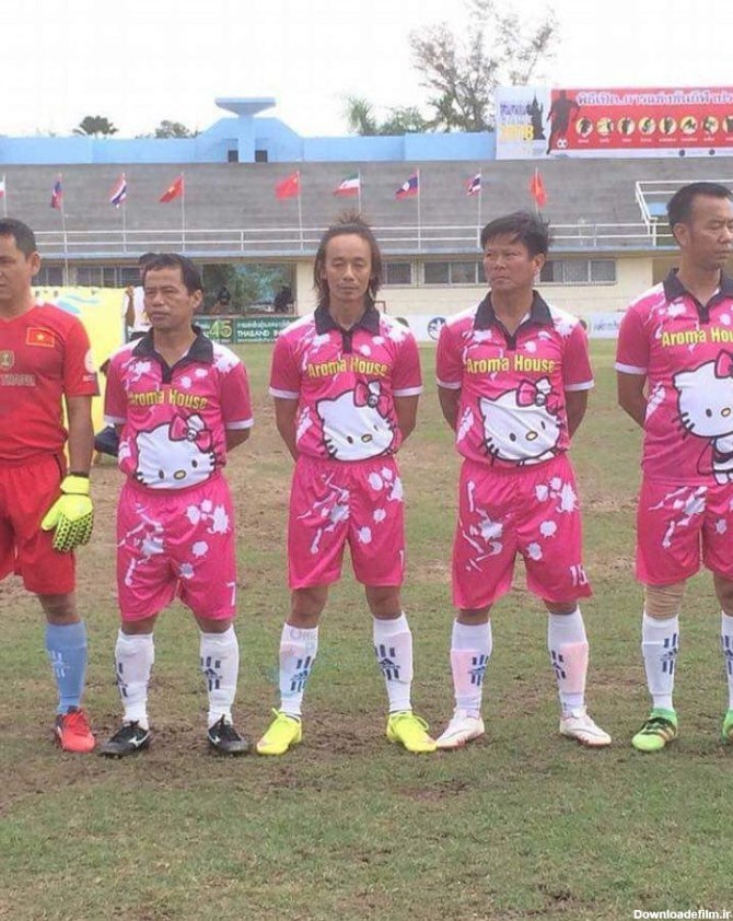 آخرین خبر | عکس/ لباس های صورتی عجیب تیم فوتبال کوالالامپور