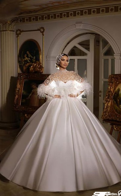 لباس عروس پرنسسی دکلته با طراحی پر، از مدل‌های خاص سال 2022