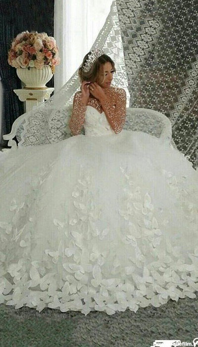 استفاده از تور دانتل زیبا با طرح پروانه در لباس عروس پرنسسی 2022