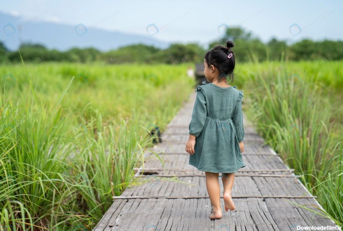 عکس رایگان دختر بچه در طبیعت سرسبز - مرجع دانلود فایلهای دیجیتالی