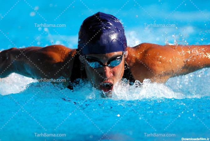 تصویر با کیفیت از وزشکار شنا حین انجام مسابقه