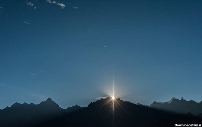 اولین تلالو نور طلوع خورشید از پس کوه