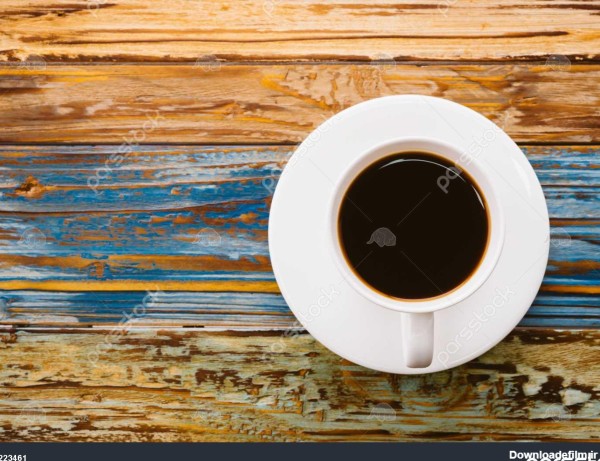 فنجان قهوه را روی میز چوبی اثر محصول عکس 1223461