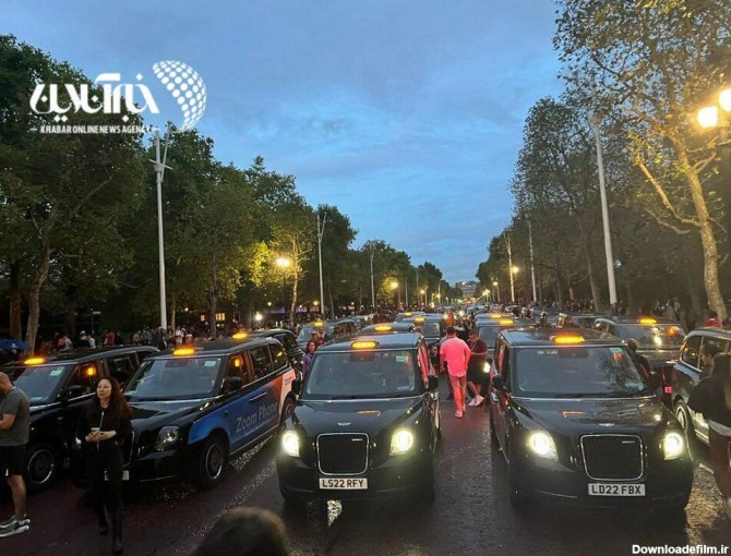 تجمع تاکسی های خاص لندن به احترام ملکه الیزابت دوم+عکس