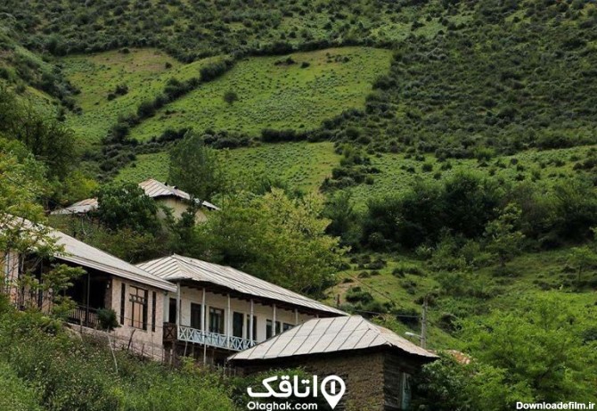 چمد خانه ویلایی با سقف شیروانی و ایوان در دل طبیعت کوه هایی سبز رنگ