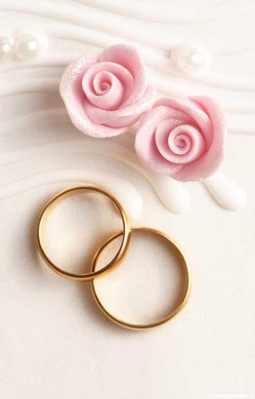 تصویر با کیفیت حلقه ازدواج و گل مصنوعی