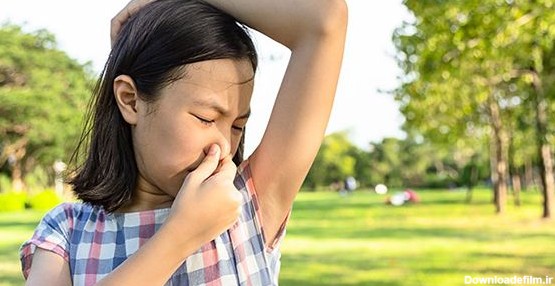 علت بوی بد بدن کودکان چیست؟ راه‌های درمان و پیشگیری - مجله اکالا