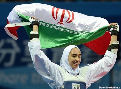 اهتزاز پرچم کشورمان توسط دانش‌آموز ایرانی با حجاب اسلامی در ...