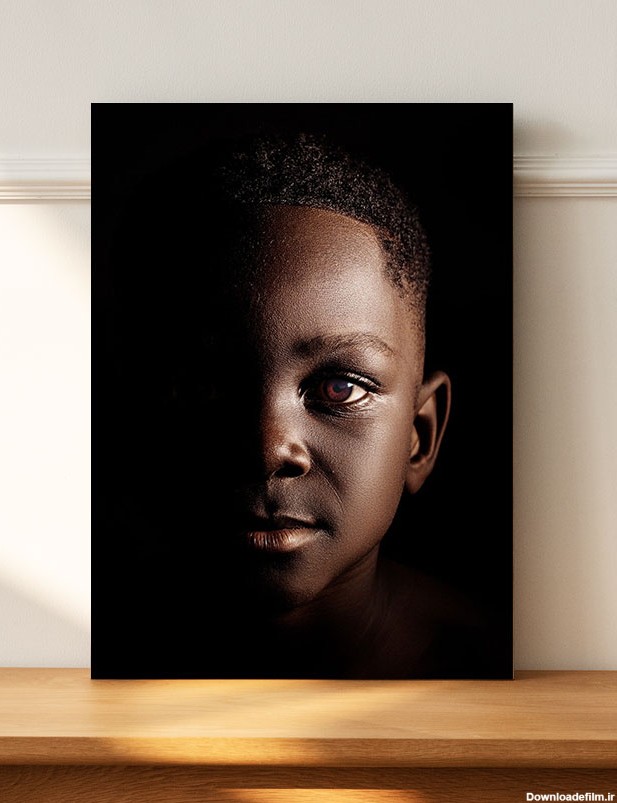 تابلو پرتره پسر سیاه پوست با چشم قهوه ای - مبین چاپ