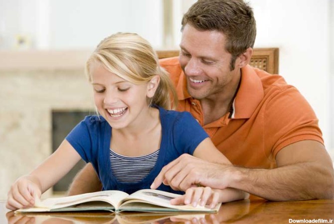 دانلود تصویر باکیفیت پدر و دختر در حال مطالعه کتاب