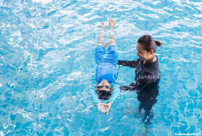 عکس آموزش شنا در استخر