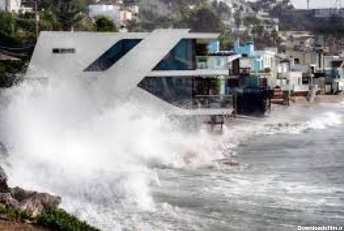 ببینید | لحظه فرار مردم کالیفرنیا از امواج عظیم ناشی از طوفان