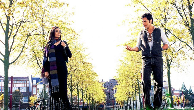 رانی موکرجی و سیف علی خان در فیلم من و تو در حال قدم زدن در پارک