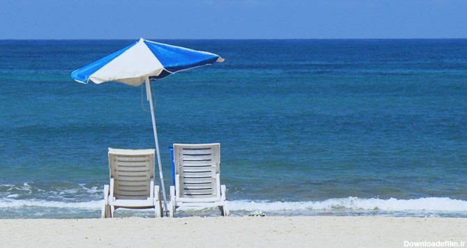تصویر پس زمینه صندلی و سایبان در ساحل دریا | پیکفری