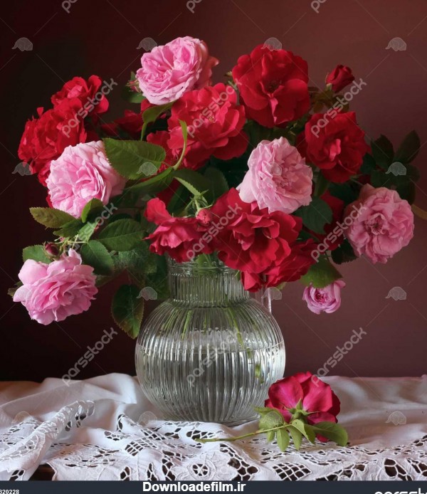 قرمز و رنگ صورتی گل رز در یک گلدان یک هنوز هم زندگی با یک دسته گل ...