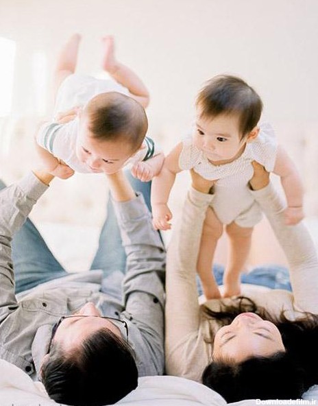 ژست های زیبای عکاسی از نوزادان دوقلو در منزل - مجله چند ماهمه