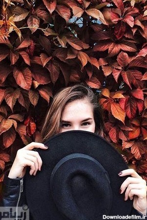 عکس پروفایل دخترانه در کنار برگهای پاییزی با یک کلاه بزرگ