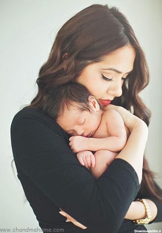 عکس کودک در آغوش مادر