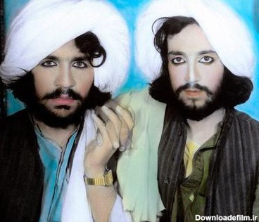 عکس‌های عجیب اعضای طالبان با آرایش و گل در دست