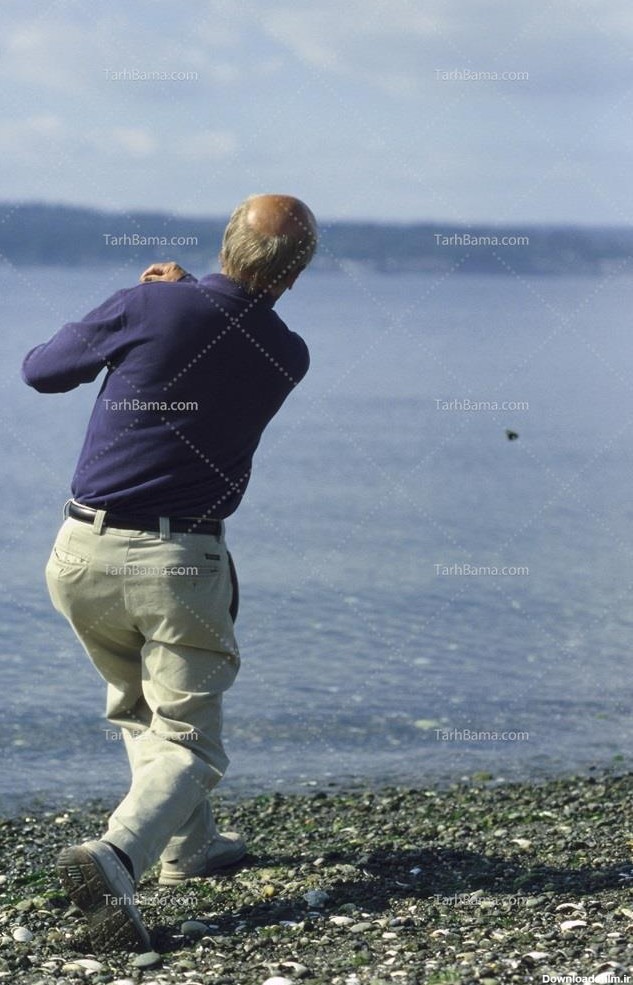 تصویر با کیفیت مرد در حال انداختن سنگ به دریا