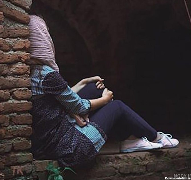 عکس دختر ایرانی غمگین و تنها