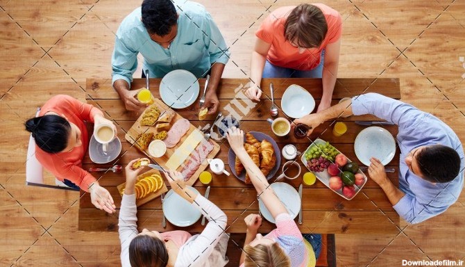 دانلود تصویر با کیفیت جمع دوستانه در حال غذا خوردن