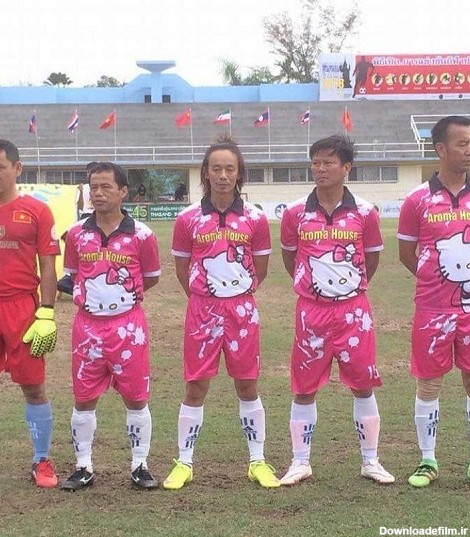 عکس| تیم فوتبالی که لباس دخترانه پوشیده است!