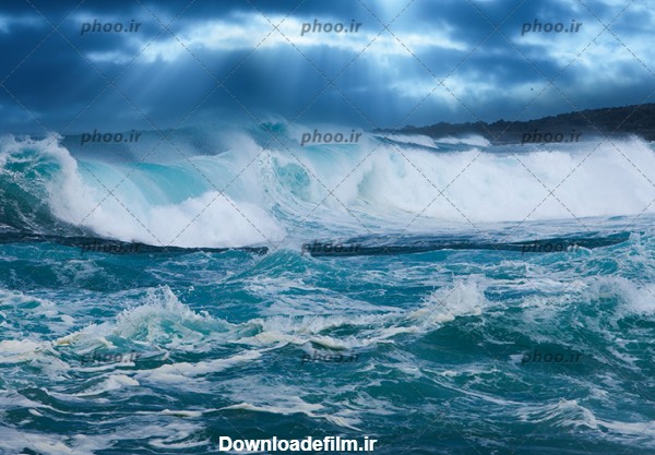 عکس دریای طوفانی با یک موج بزرگ در برابر آسمان ابری – عکس با کیفیت ...