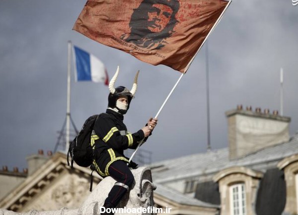 عکس/ پرچم چه گوارا در دست معترض فرانسوی